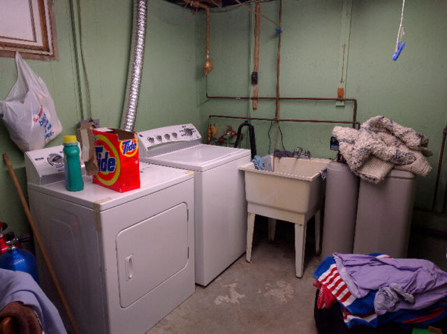 laundry room.JPG